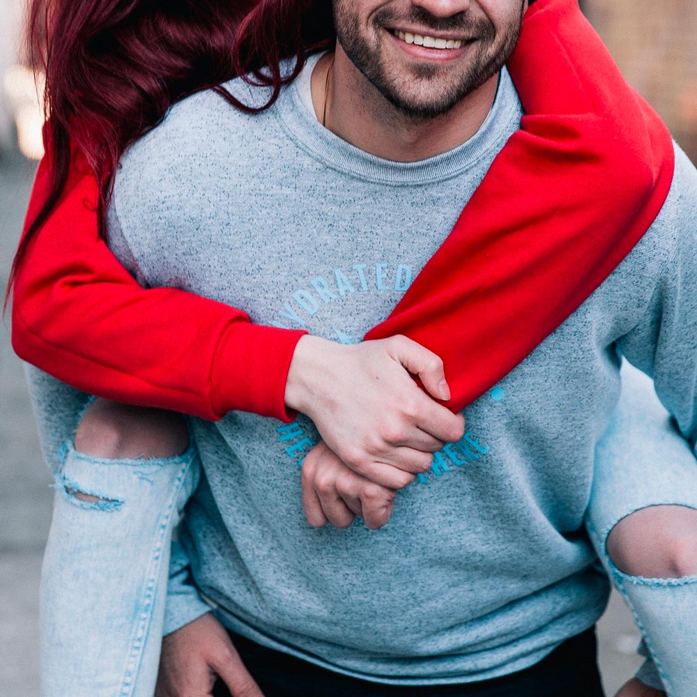 Un couple d'intermittents du spectacle : l'homme portant la femme sur son dos.